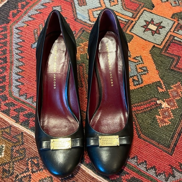 Marc Jacobs black pumps with bow, suede heel and leather soles. Size 38.5/8. - Picture 1 of 5
